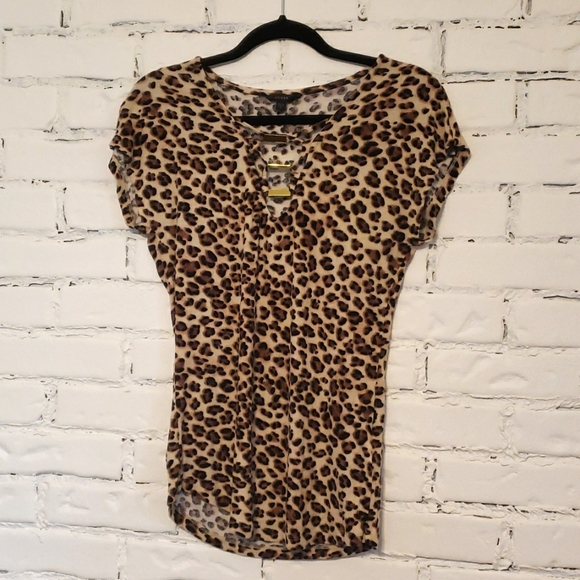 Guess short sleeved leopard print top w/front gold detail size xl - Picture 1 of 5